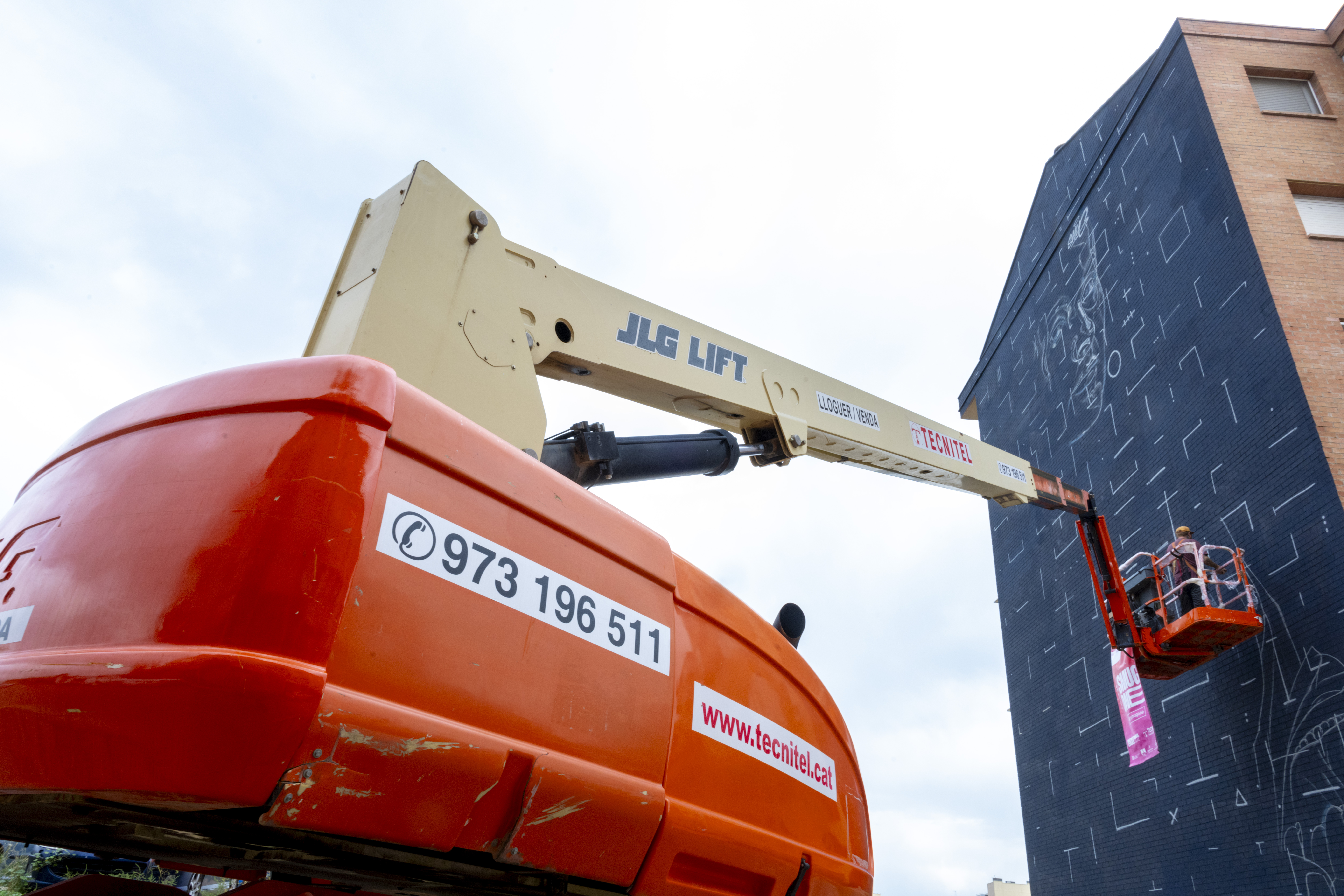 L'australià Smug One pinta un mur al carrer Escultor Corselles
