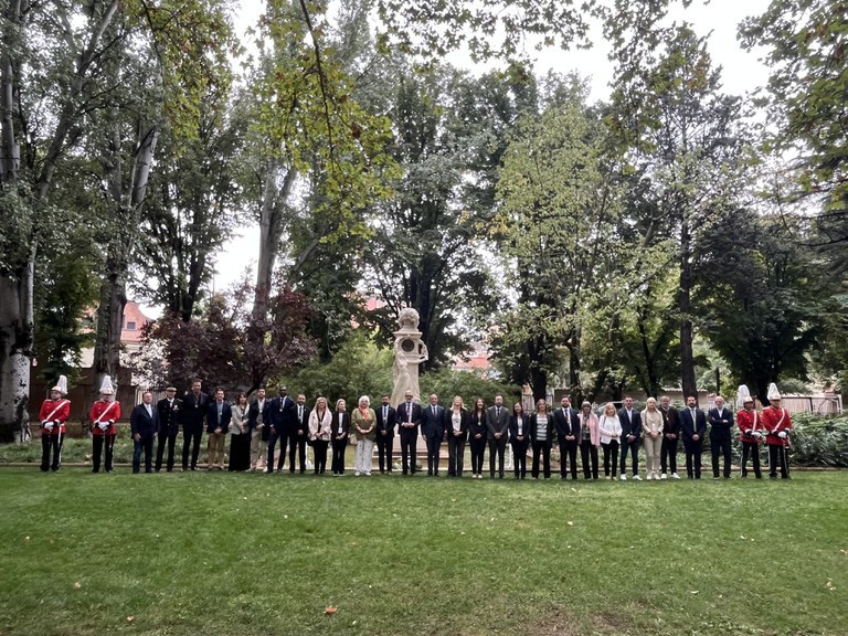 La jornada ha començat amb l’ofrena floral en memòria de l'Alcalde Fuster en el marc de la celebració del Dia de la Ciutat