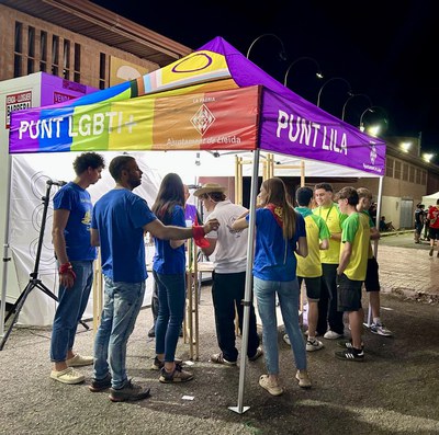 Joves demanen informació al Punt lila/LGBTI+.