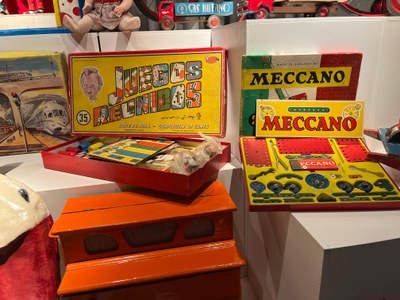Algunes de les joguines exposades són jocs de taula i de construcció.
