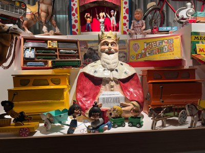 L'aparador mostra titelles de Herta Frankel, pianets i un Rei Mag emblemàtic, entre altres joguines.