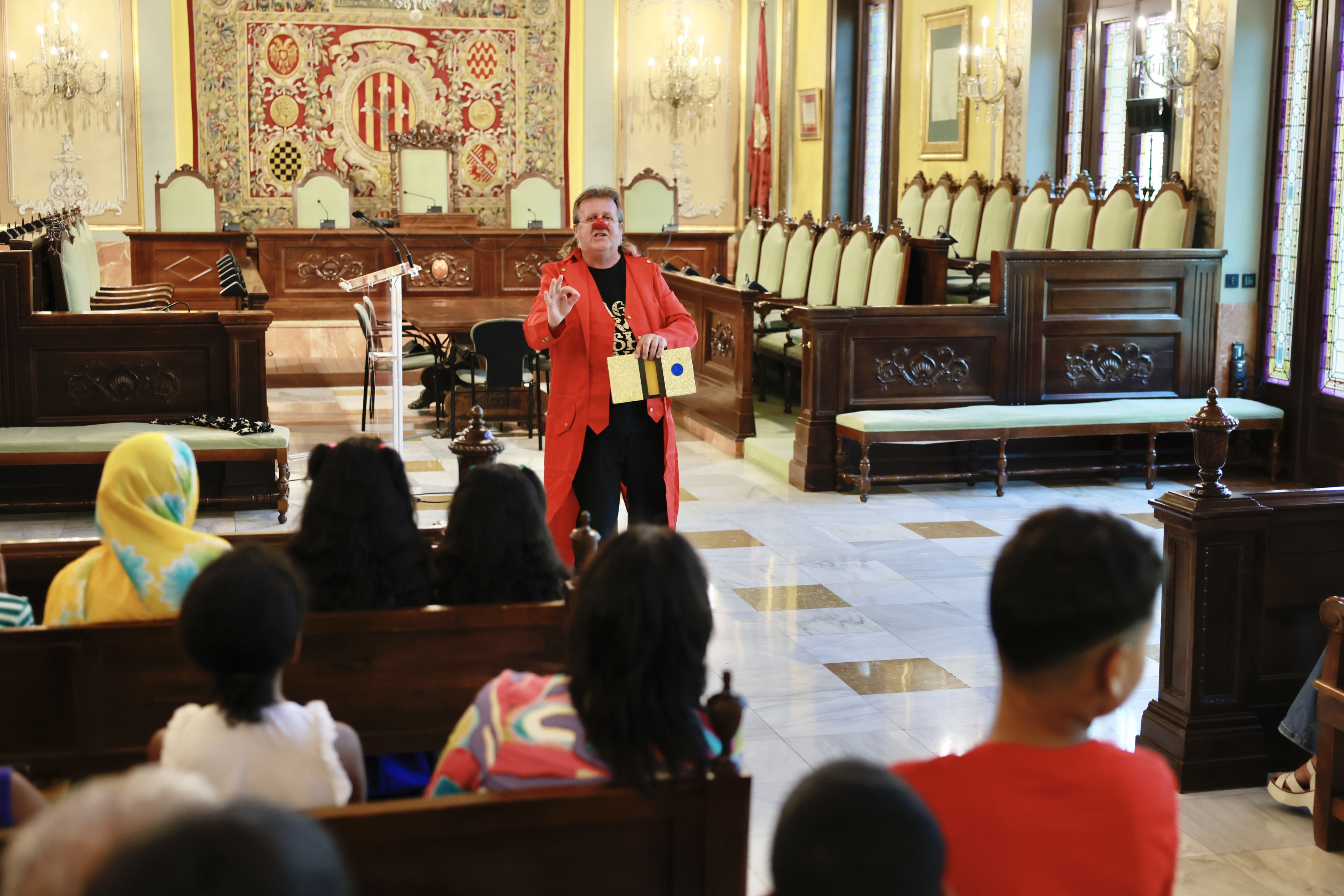 Els infants sahrauís han gaudit d'un espectacle de màgia, al Saló de Plens de la Paeria
