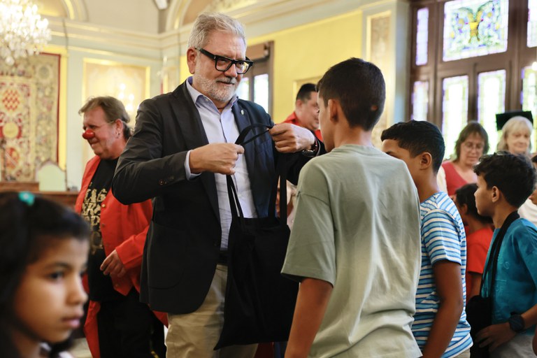 Al final de la recepció, s'ha fet entrega de diversos obsequis als infants sahrauís