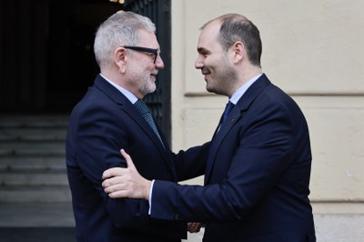 L'alcalde Larrosa saluda el conseller Dalmau, a la seva arribada al Palau de la Paeria.