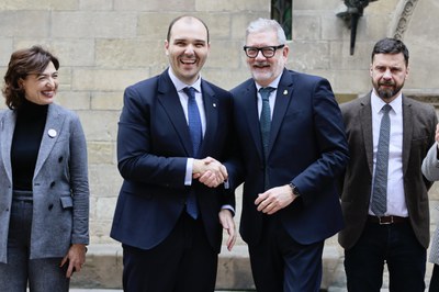 Salutació entre el conseller i l'alcalde.