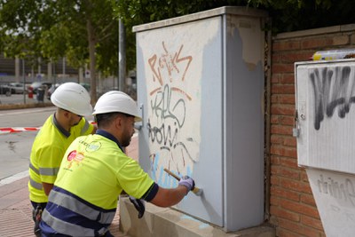 Imatges del procés de neteja dels quadres elèctrics.