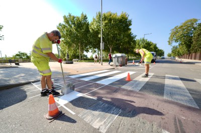 Els operaris treballant en aquest tram del carrer Ton Sirera.