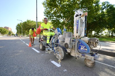 S'estan renovant les marques viàries que estaven desgastades.