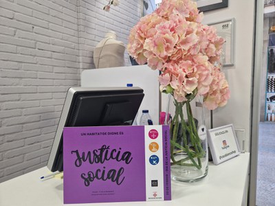 Els cartells es poden veure a molts establiments de Lleida.