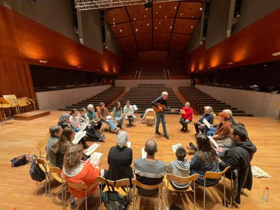 L'Auditori va acollir dues sessions del taller “La veu i el cant popular. Gèneres del sud”, a càrrec del cantautor i periodista Arturo Gaya Iglesias, amb les places exhaurides.
