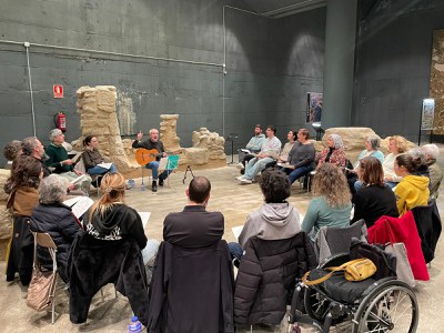 Imatge del taller “La veu i el cant popular. Gèneres del sud”, a càrrec del cantautor i periodista Arturo Gaya Iglesias.