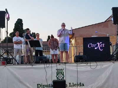 El tinent d'alcalde, Carlos Enjuanes, a la Festa Major de la partida de la Caparrella durant el pregó de Pau Bonet.