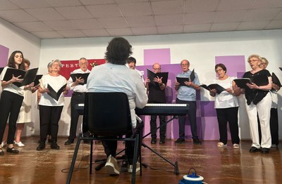 La regidora Pilar Bosch ha assistit aquest diumenge a la tarda a la trobada de corals “Primavera coral”, en el marc de la Festa Major de Cappont. S'h….
