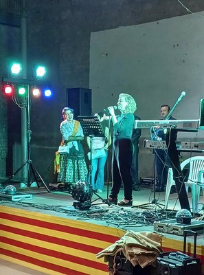 Pilar Bosch, regidora de Cultura, a la Festa Major del Pla de Gualda, juntament amb una pubilla i Cosme García, el pregoner.