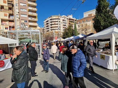 La plaça Ricard Vinyes, plena de gom a gom pel Mercat de les Idees.