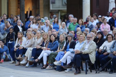 L'alcalde i les autoritats municipals en una Plaça de Sant Joan plena de gom a gom.