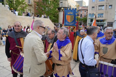 L'alcalde ha saludat les tropes.