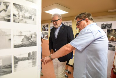 El paer en cap, Fèlix Larrosa, amb el president d'Orvepard, Joan Torné, en l'exposició instal·lada al centre cívic del barri..