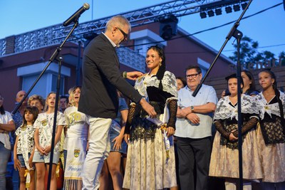 Imposició de les bandes a les pubilles de la festes..