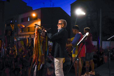 Repartiment de les escarapel·les a les penyes de la festa major de Pardinyes..