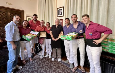 Les colles convidades reben un obsequi per part de la Paeria i dels Castellers de Lleida.