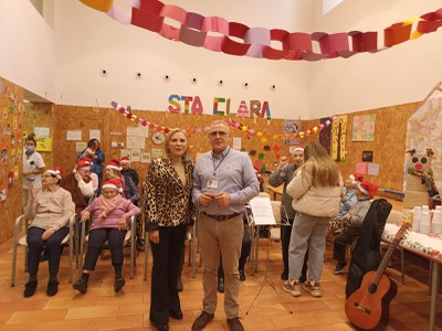 Famílies, amics i amigues de les persones usuàries, així com el personal directiu del Centre de Dia de Santa Clara van celebrar el Nadal amb cants co….
