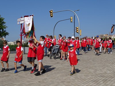 La colla cultural El Rusco arribant a la plaça Borés per rebre l'escarapel·la al seu penó.