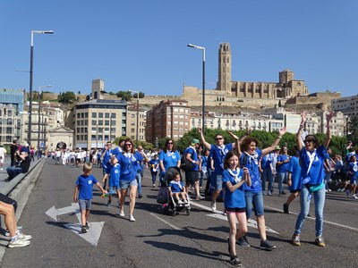 La colla Amunt Avall travessant el Pont Vell de camí als Camps Elisis.