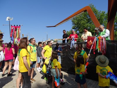 Els tinents d'alcalde en funcions, acompanyats d'alguns membres de la junta de la Fecoll, imposant les escarapel·la a la colla dels Xuts Artistes.