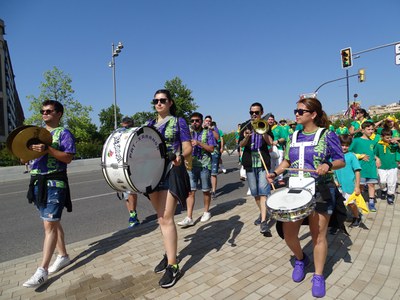 La música de les xarangues ha acompanyat les colles durant la cercavila matinal.