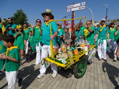 Algunes colles duen un carret amb avituallament durant la rua.