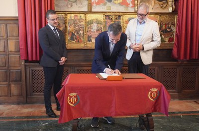 El paer en cap, Fèlix Larrosa; el president de l'EMD Raimat, Ivan Fernández, i el representant Codorniu, Sergio Fuster, han rubricat la cessió dels t….