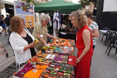 La regidora Pilar Bosch ha visitat el CINEMÓN i ha saludat les entitats participants.