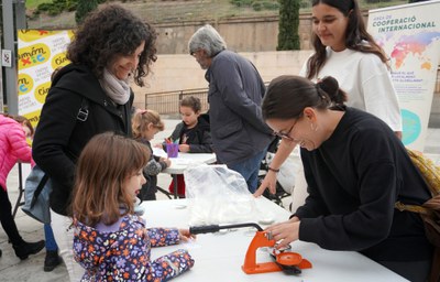 Taller de xapes per a infants en què l'àrea de Cooperació de la Paeria ha donat a conéixer referents femenins..