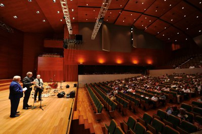 L'Aula d'Extensió Universitària de Lleida és una Associació sense ànim de lucre i de caràcter cultural amb plena autonomia, que compta amb el suport ….