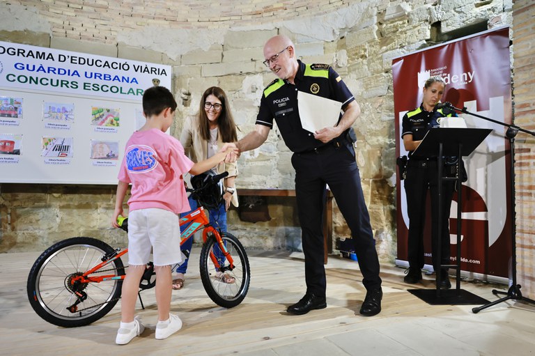 El lliurament dels premis a un dels guanyadors del concurs