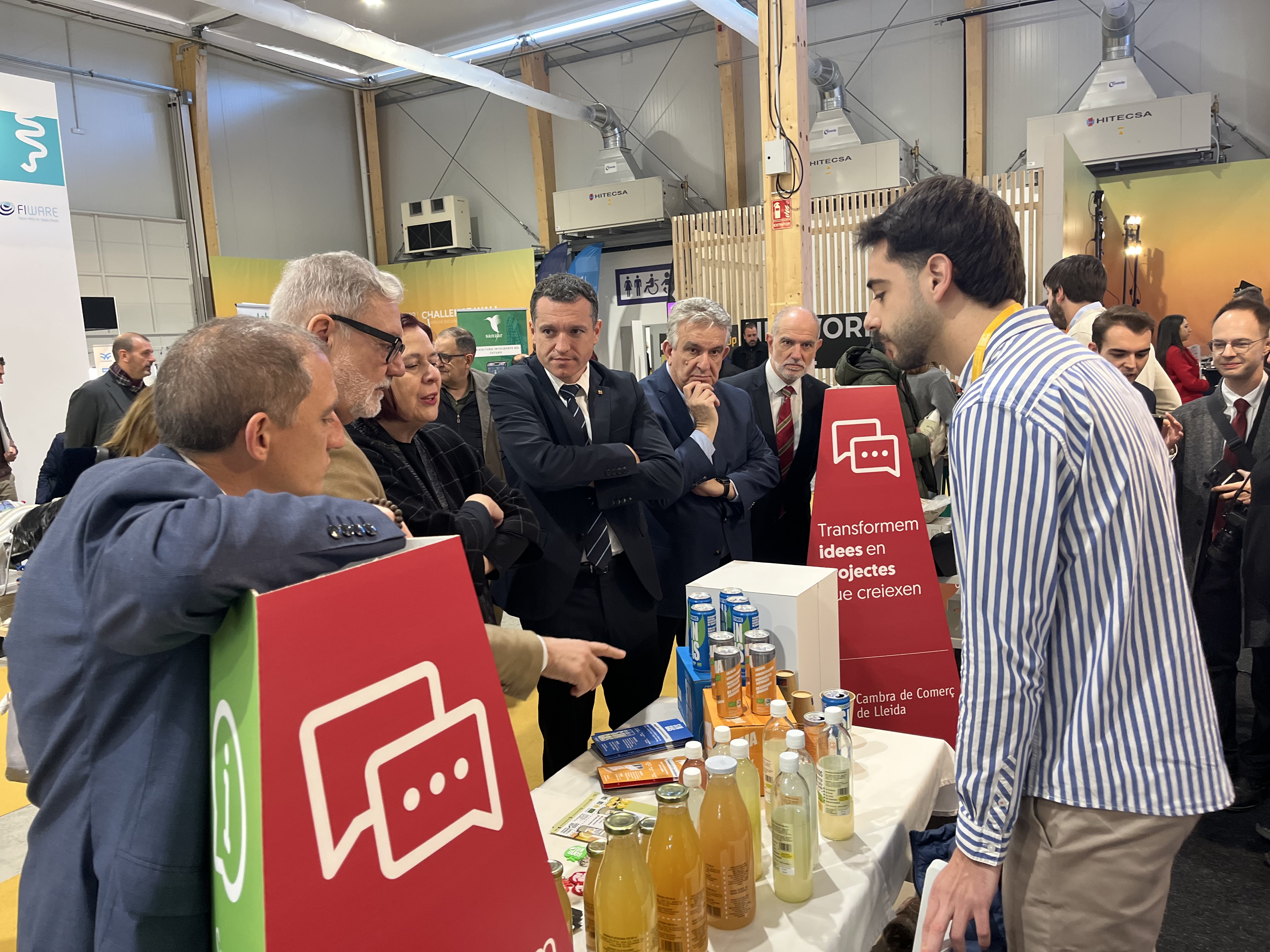 Visita a un dels estands del pavelló 5 de l'Agrobiotech, a Fira de Lleida