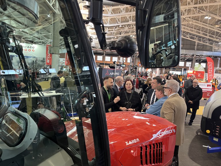 Durant la visita institucional, Larrosa i García s'han interessat per les innovacions en la maquinària agrícola