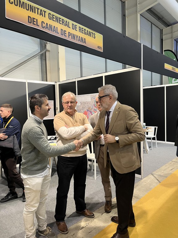 Larrosa saludant a representants de la Comunitat General de Regants de la Comunitat de Pinyana