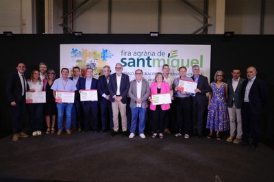 Foto de família dels guardonats amb els premis que atorga la Fira de Sant Miquel..