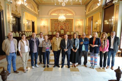 L'acte de signatura ha estat seguit per membres de la corporació i representants de diferents cases regionals.