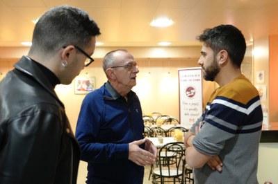 L'alcalde Miquel Pueyo conversa amb dos membres de Colors de Ponent.