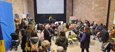 Una estona de conta contes ha amenitzat l'acte d'inauguració del Bibliobarri.