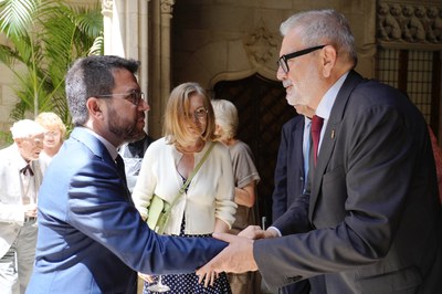 Moment de la salutació de l'alcalde Larrosa amb el President de la Generalitat de Catalunya, Pere Aragonés..