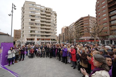 La plaça 8 de març ha acollit l'acte unitari en commemoració del Dia Internacional de les Dones..