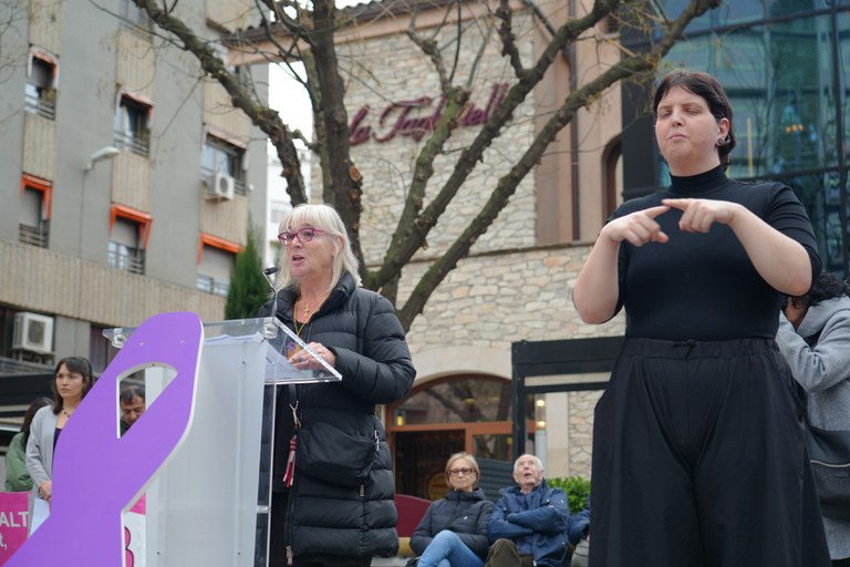 Montserrat Macià ha glosat la figura de les bruixes en el recorregut de l'acte per la història de les dones.