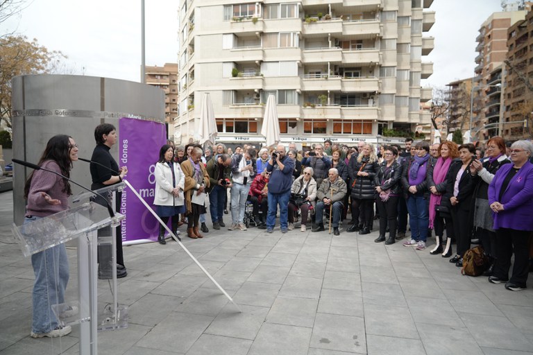 L'acte del 8M ha inclòs, entre d'altres, la lectura del poema "Histèriques" d'Aida Fontova.