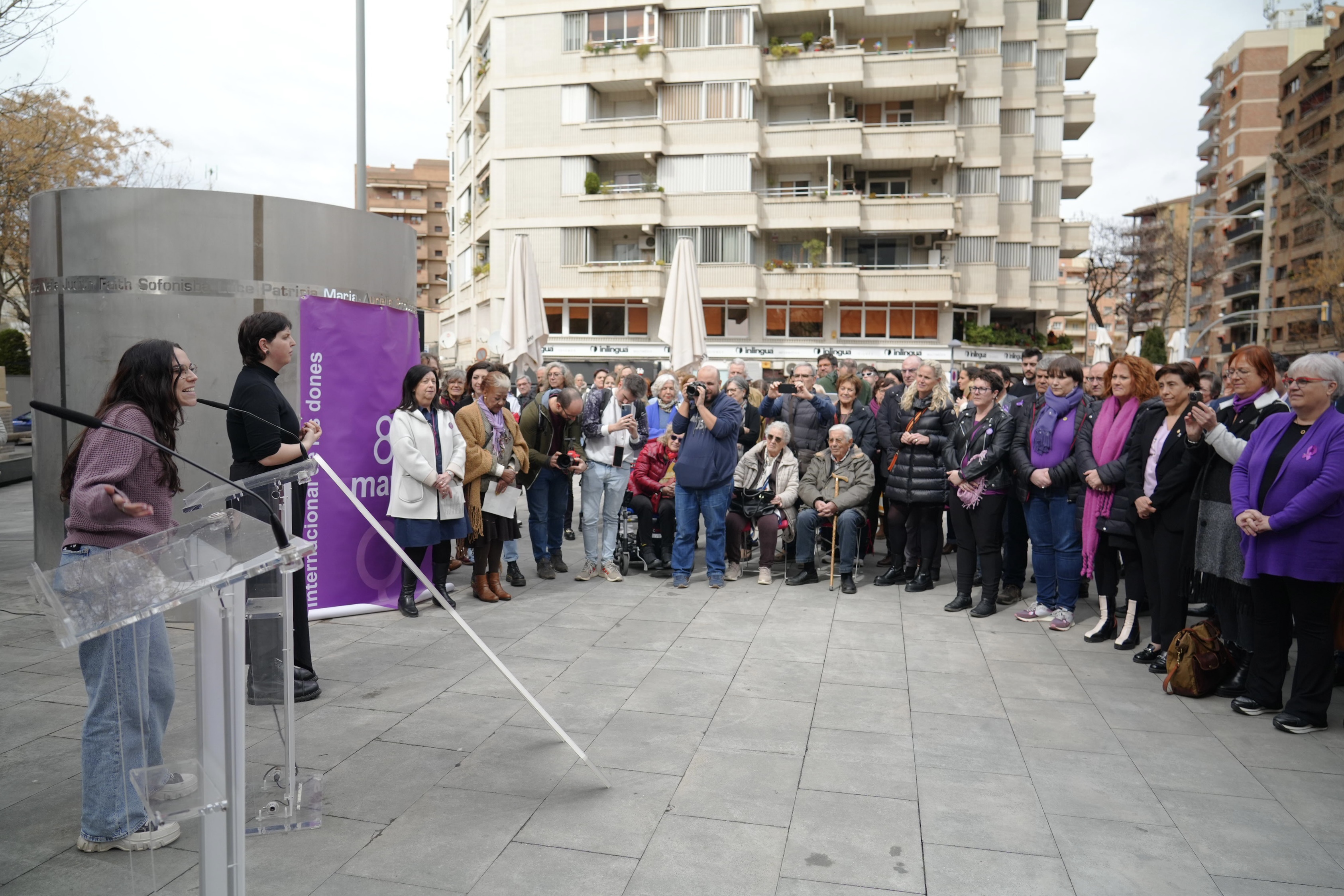 L'acte del 8M ha inclòs, entre d'altres, la lectura del poema "Histèriques" d'Aida Fontova.