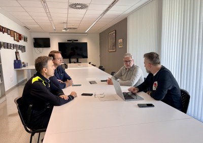 L'alcalde, Fèlix Larrosa, amb els comandaments de Guàrdia Urbana i Mossos d'Esquadra a la sala de reunions de la Guàrdia Urbana.