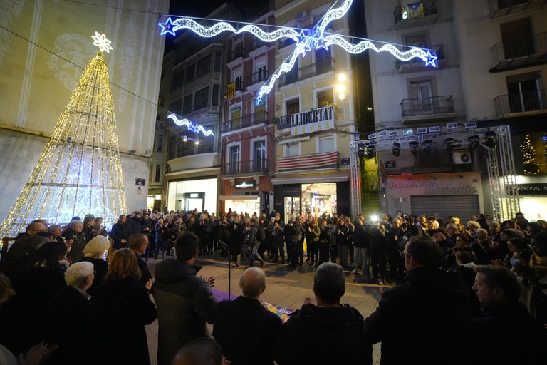 La plaça Paeria s'ha paralitzat aquest vespre amb la concentració de dol i rebuig a la violència masclista